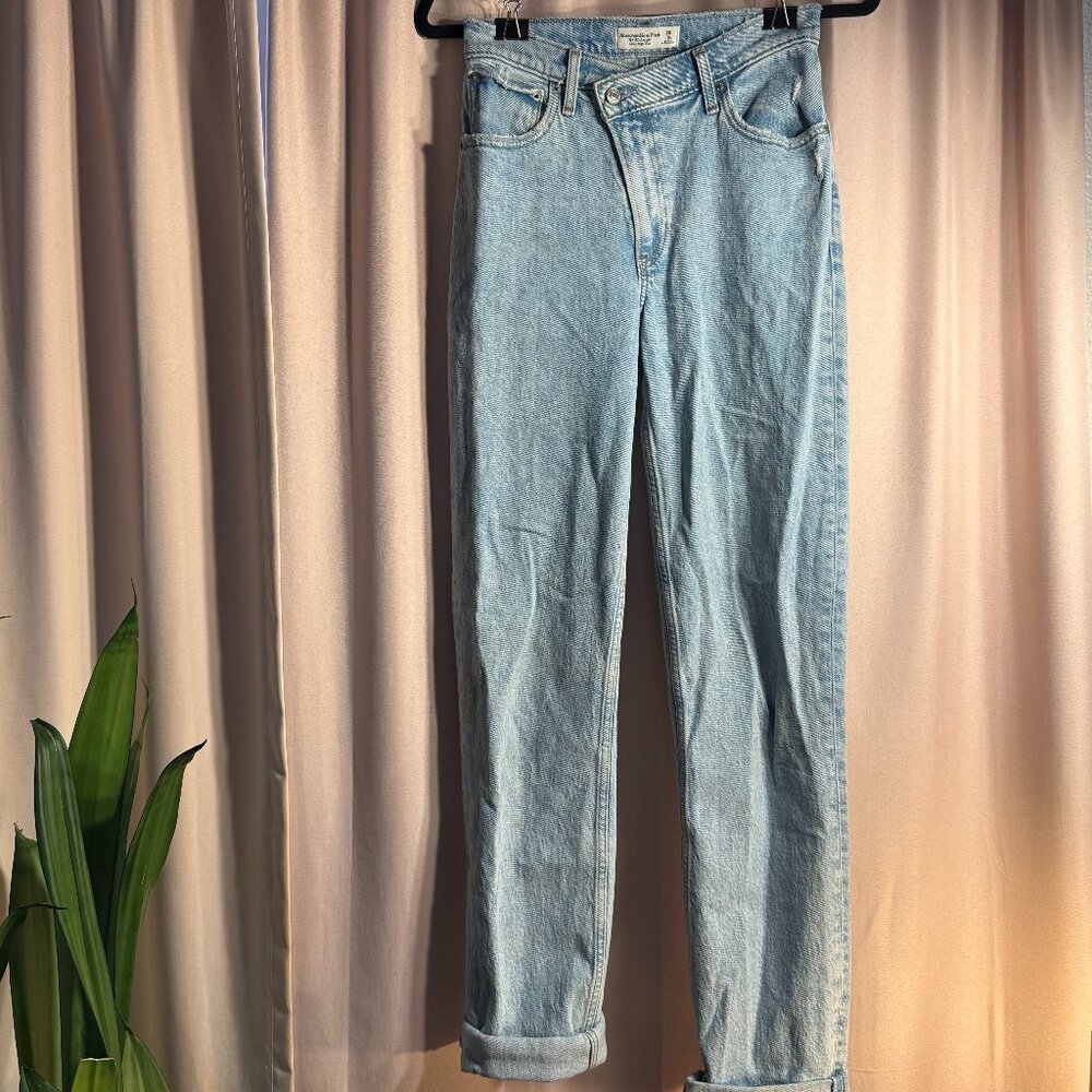 Women's Abercrombie Light Wash Jeans Size 25